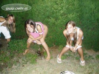 chicas meando, borrachas meando, tias meando orinando, putas meadas