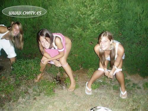 chicas meando, borrachas meando, tias meando orinando, putas meadas