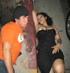 borrachas dormidas en la calle