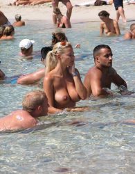 chicas en tetas por la playa, tetonas en la playa