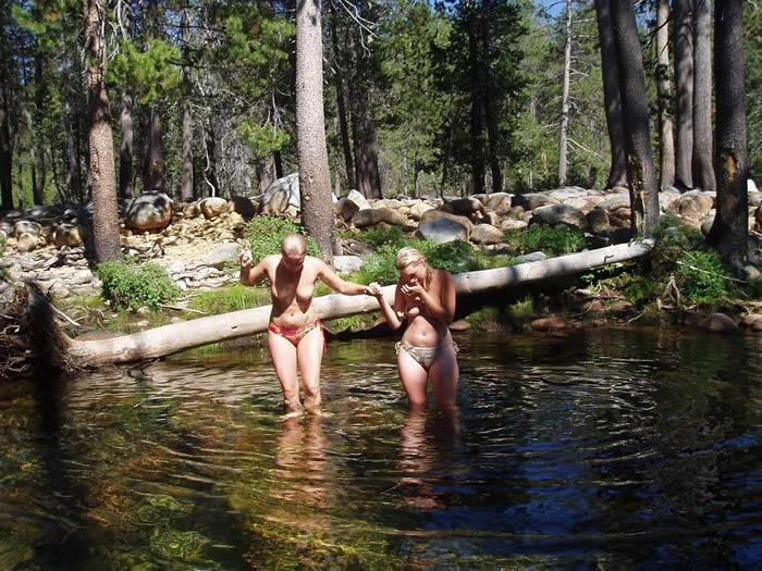 tias en pelotas en el rio, chicas despelotadas