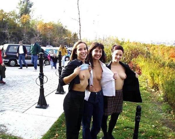 cachondas despelotandose en la calle, en publico