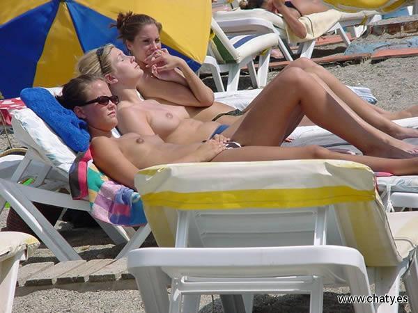 chicas descubiertas sin ropa tomando el sol