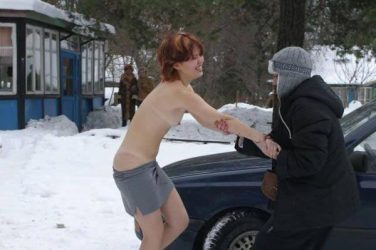 Dramatización: chicas violadas, fotos de tias violadas, intentando violar