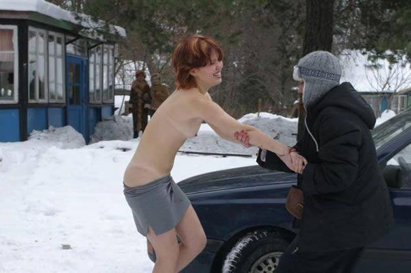 Dramatización: chicas violadas, fotos de tias violadas, intentando violar