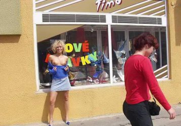 guarras sacandose las tetas en publico, sin censura