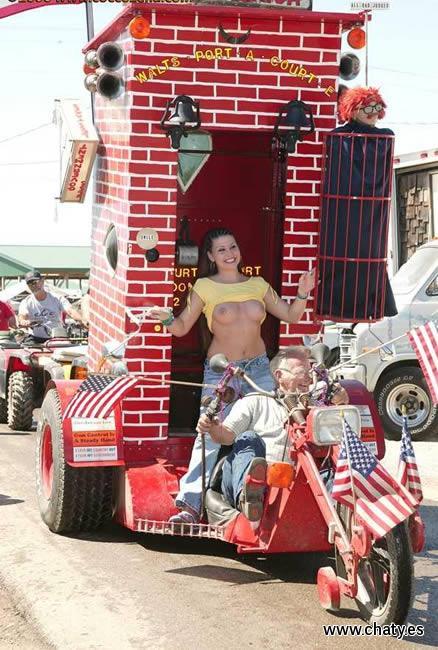 tetas en publico, puta exhibiendose en publico