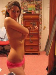 tias tomandose fotos en el espejo