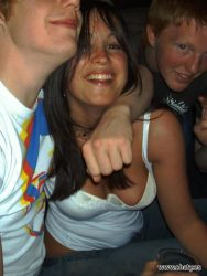 Chicas en la discoteca enseñando las tetas