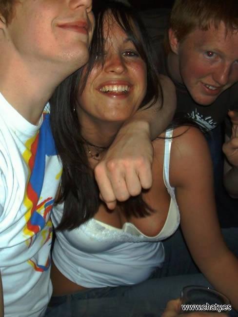 Chicas en la discoteca enseñando las tetas