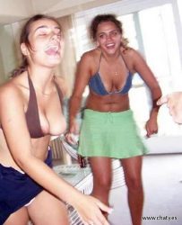 saliendose las tetas por accidente, enseñando las tetas por accidente