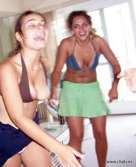 saliendose las tetas por accidente, enseñando las tetas por accidente