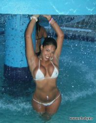 Chicas en bikini en pa piscina buenisimas