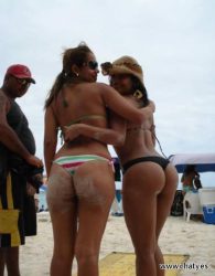 guarras en tanga por la playa, tias en la playa en tanga
