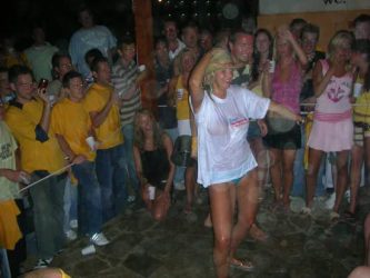 Unas borrachas exhibiendose 1