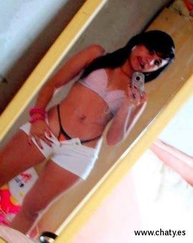 chicas buenisimas haciendose autofotos en el espejo