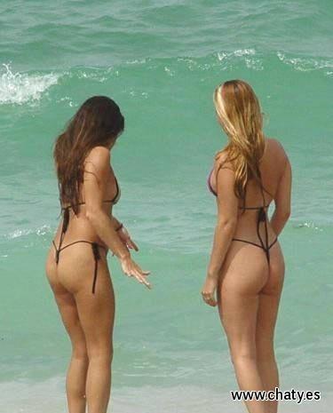 chicas en playas con bikini pequeño