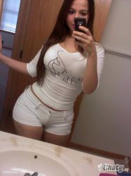 chicas enseñando piernas con short