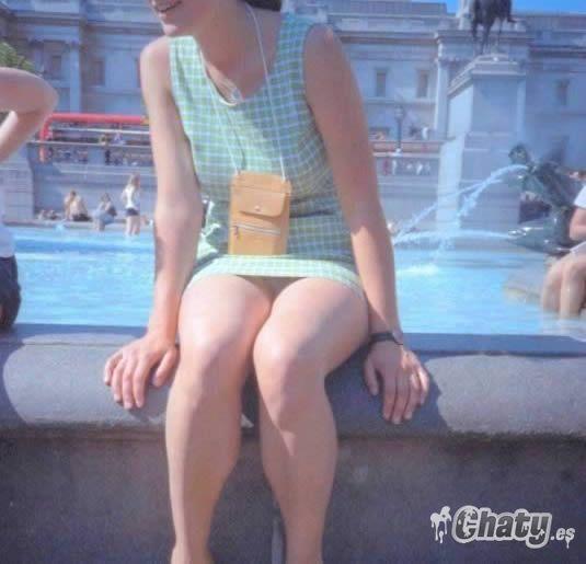 enseñando las bragas por descuido