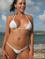 esposas desnudas en la playa