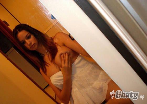 mujeres tocandose los senos