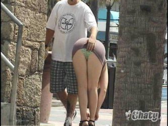 tias con minifaldas agachandose