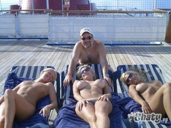 Chicas en pelotas: relajandose