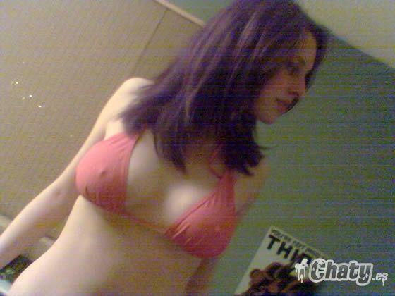 Hermosa marcando pezon