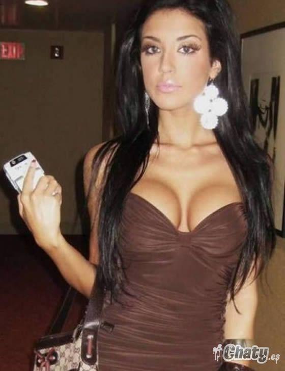 Latina guapa tetuda