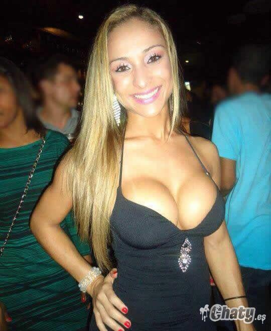 chicas escotadas en la discoteca
