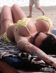 chicas tetonas tatuadas en la playa