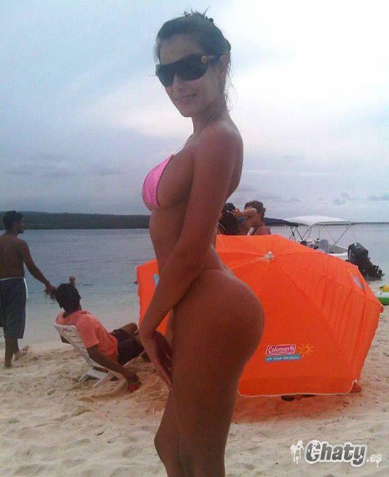 flaca culona en playa
