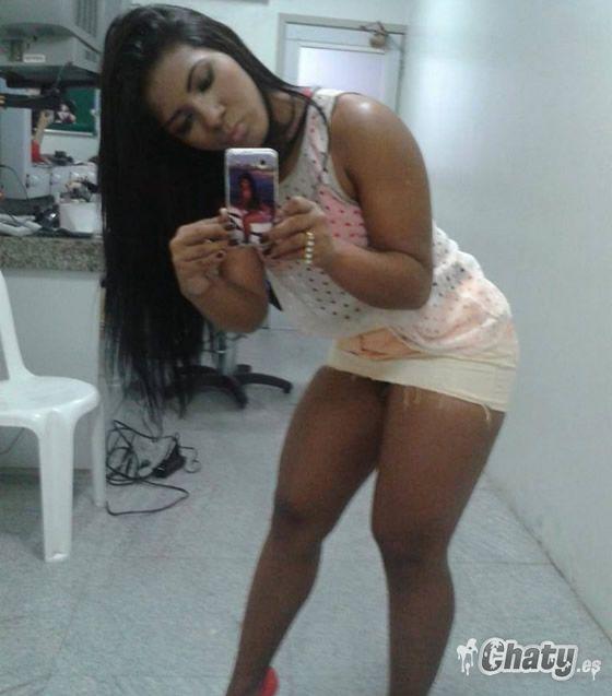 morenas en faldas cortas