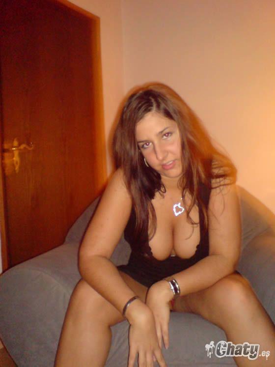 con falda y abierta de piernas