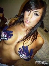 morenita con buen escote