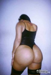 Morena con culo grande y gordo