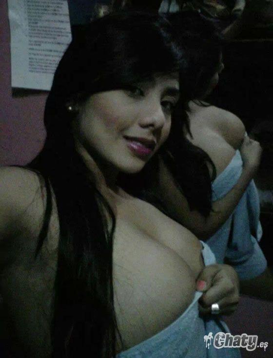Selfie de tetona desnudandose