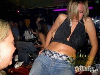 Está ebria y se le sale una teta