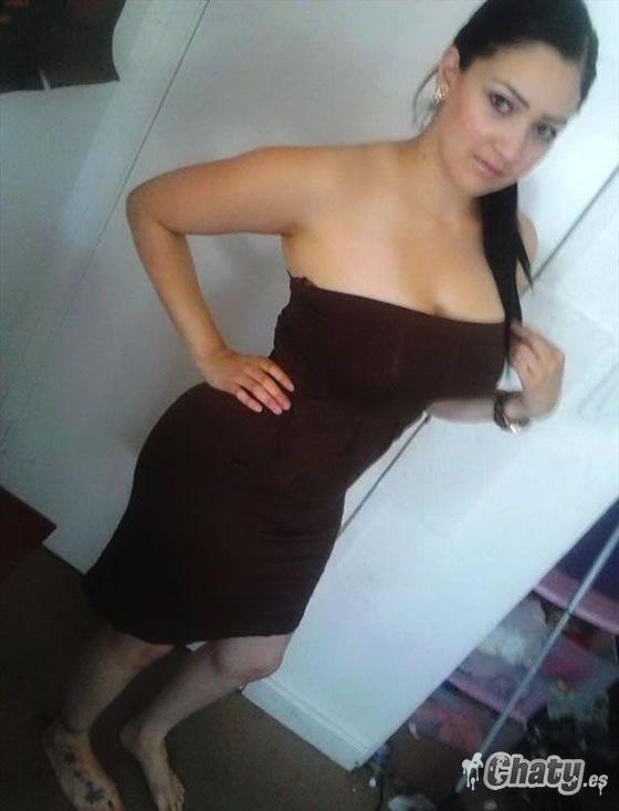 Vestido ajustado y tatuada