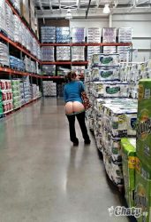Enseñando su gran culo en tienda