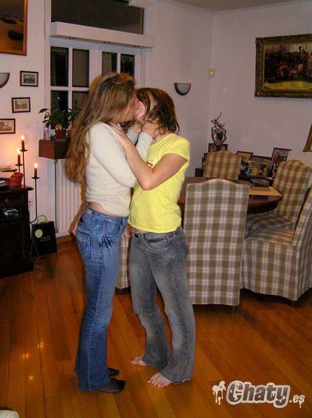 Chicas besandose de verdad