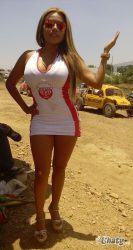 Edecan en microvestido: Tetona