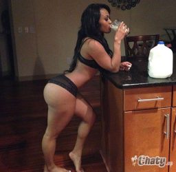 Negra culona en casa