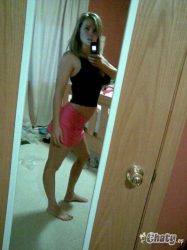 Rubia tetona aburrida en el espejo 1