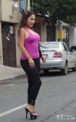 Prostituta en la calle - Marcando pezones