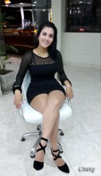 Preciosa chica cruzada de piernas