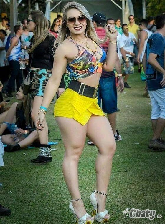 Menudo cuerpazo de esta culona en falda