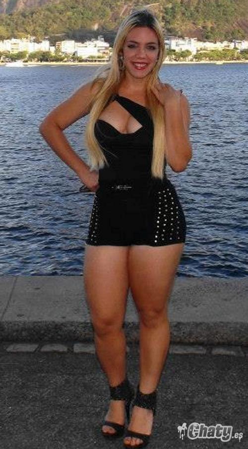 Rubia piernuda en micro falda