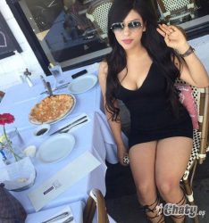 hermosa mexicana en minifalda