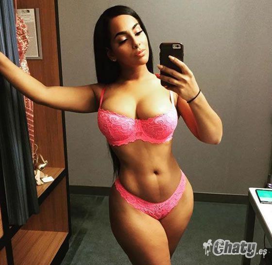 selfie de una morena tetona